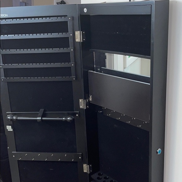 Mirror with jewelry storage and led lighting - Picture 5 of 6